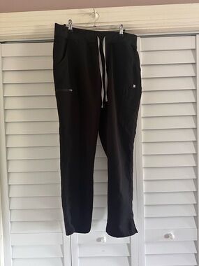 Women’s FIGS Black Straight Leg Scrub Pants